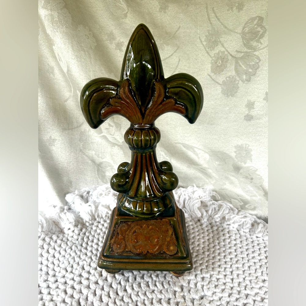 Vintage India Handicrafts Lrg. Fleur De Lis Table Top Figurine Statue, Ceramic